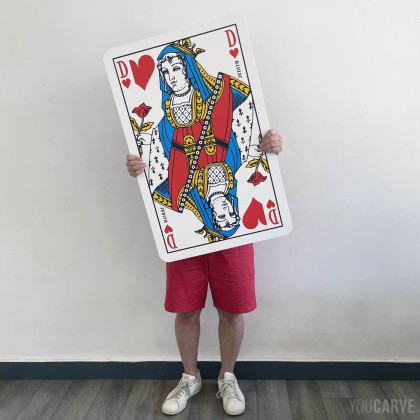 Une personne tient dans ses mains une carte à jouer (dame de cœur) géante (58 x 89 cm)