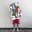 Une personne tient dans ses mains une carte à jouer (dame de cœur) géante (58 x 89 cm)