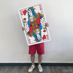 Une personne tient dans ses mains une carte à jouer (dame de cœur) géante (58 x 89 cm)