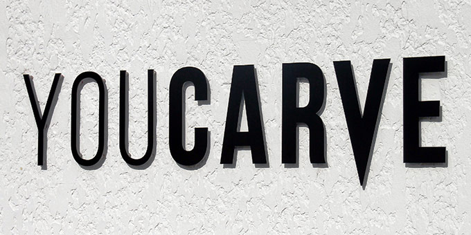 Pose de lettres sur entretoises - Résultat fini : logo / lettres en dibond, fixations murale sur entretoises.