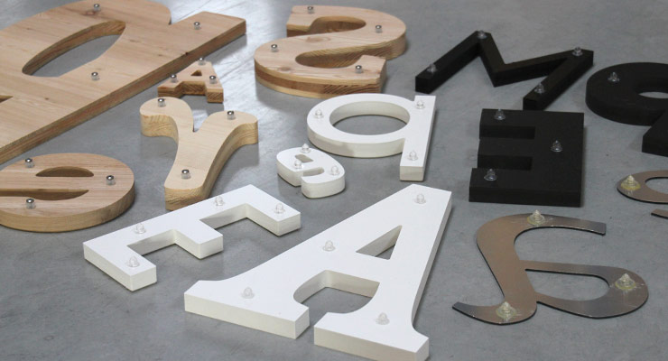Exemples de lettres découpées (bois, pvc, alu-dibond) avec fixations entretoises