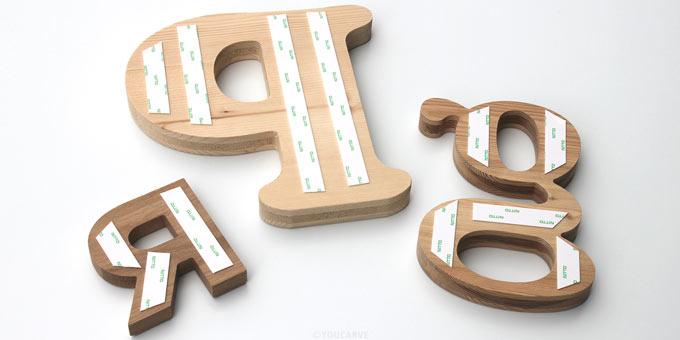 Exemples de lettres découpées en bois avec mousse double-face au verso