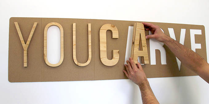 Youcarve - Pose murale facile de lettres en bois avec l'aide du gabarit carton (Étape 2)