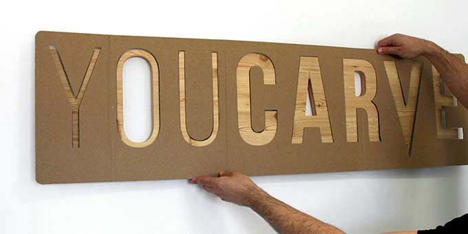 Youcarve - Pose murale facile de lettres en bois avec l'aide du gabarit carton (Étape 3)