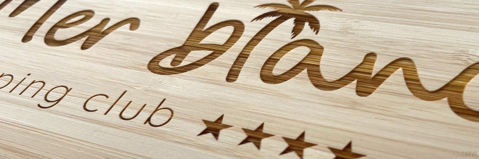 Gros-plan / vue rapprochée sur une gravure laser sur bambou naturel