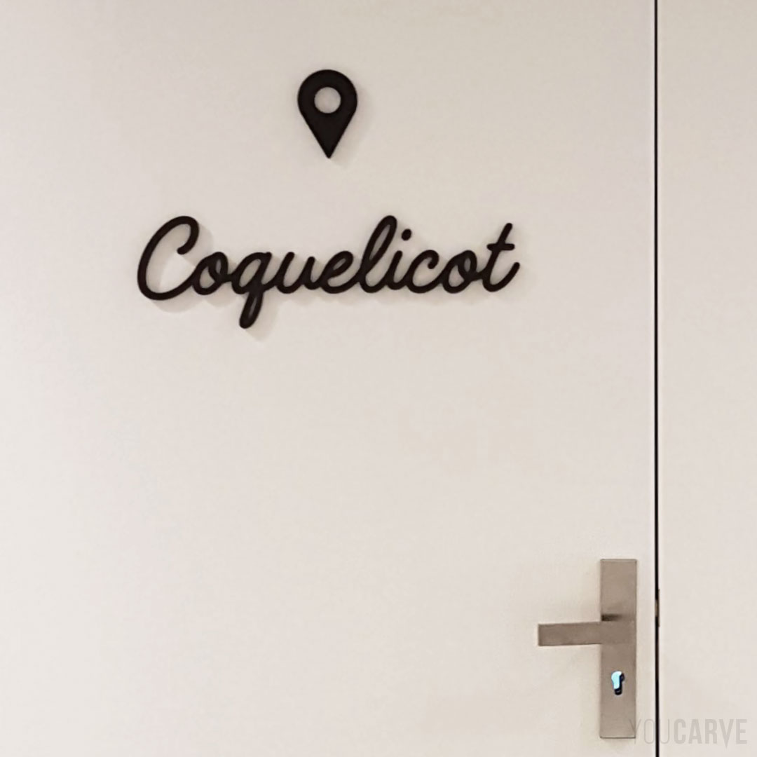 Réalisé par Arkéa, signalétique intérieure sur portes, lettres et icônes découpées en PVC expansé noir épaisseur 10 mm, fixation mousse-double-face.