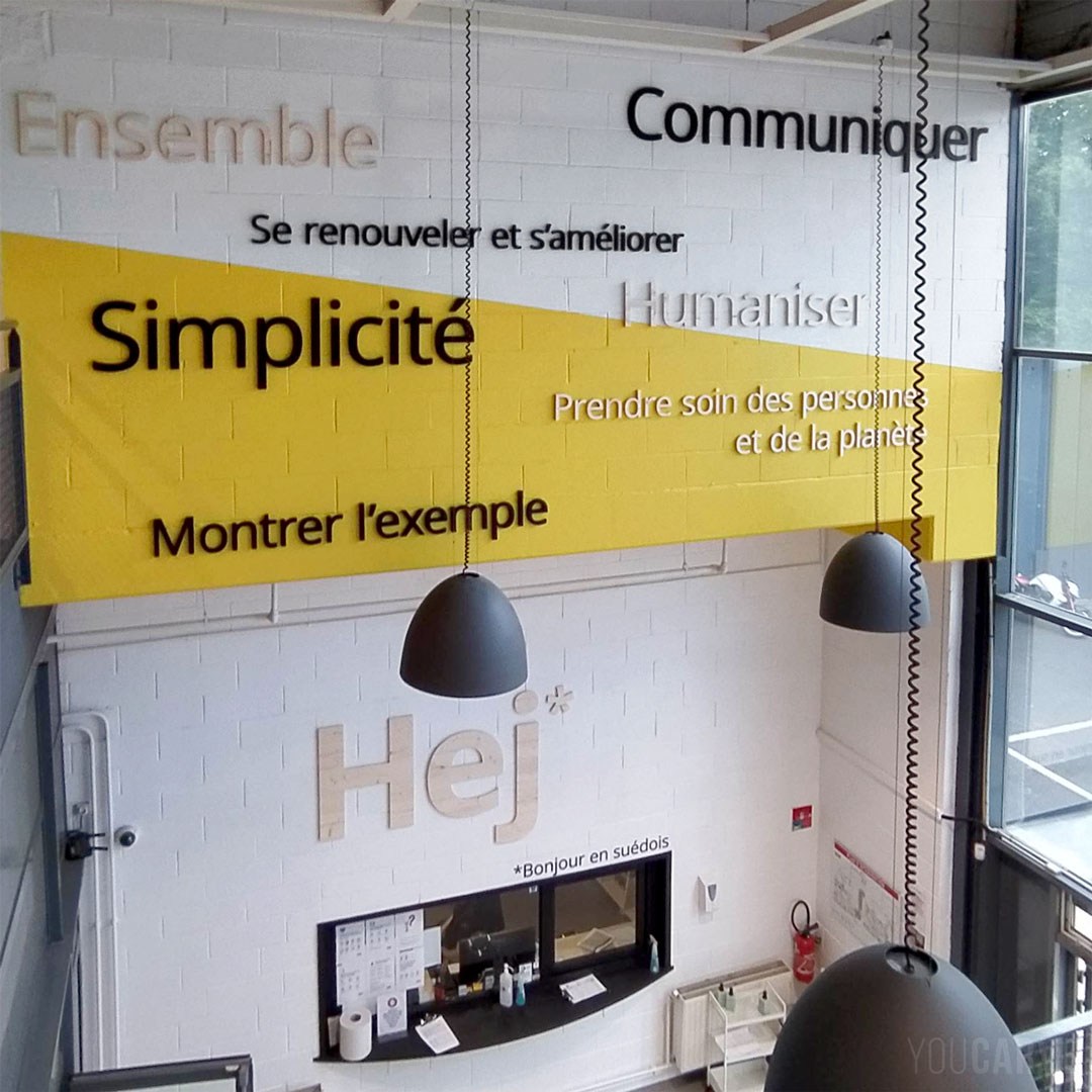 Décoration d’accueil dans un magasin Ikea, lettres murales en bois (épicéa) et PVC expansé.
