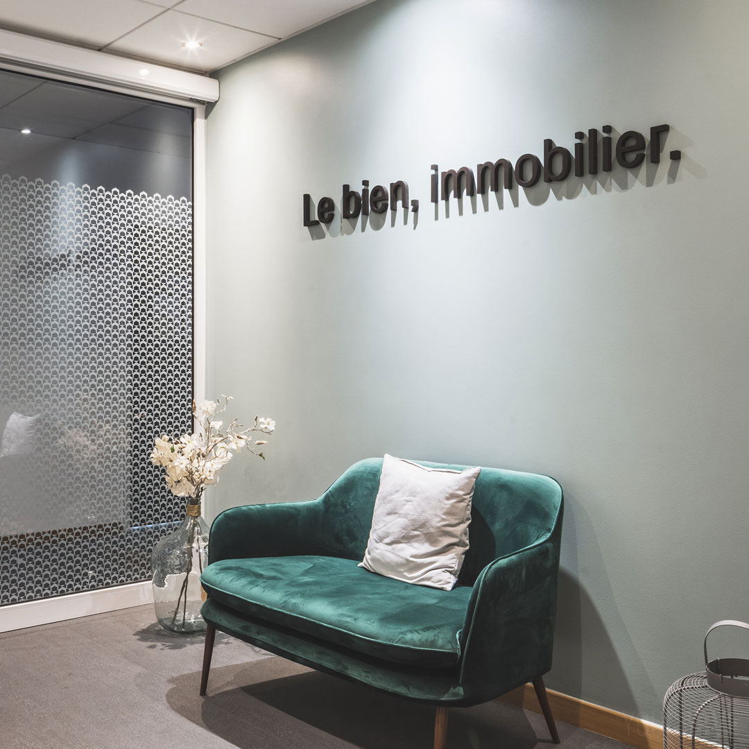 Décoration murale pour Priams à Annecy, design intérieur, lettres découpées en bois (épaisseur 19 mm) et peintes.