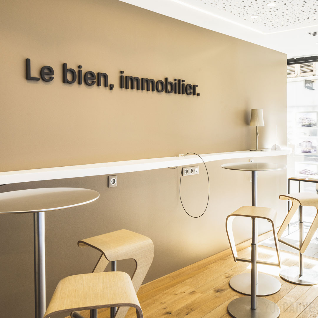 Décoration murale pour Priams, design intérieur, lettres découpées en bois (épaisseur 19 mm) et peintes.