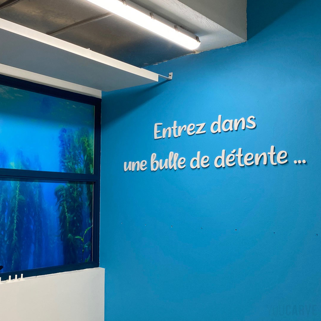 Décoration murale pour un salon de bien-être réalisé par Impressions Lannion, lettres découpées en PVC blanc (épaisseur 10 mm).