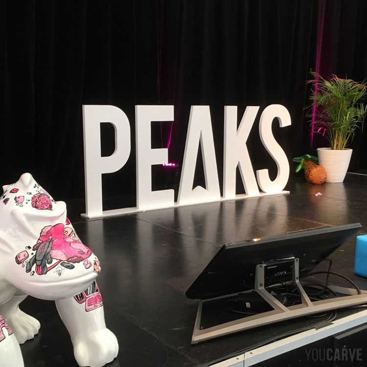 Projet conçu par La Sphère des Possibles (agence de communication) pour Peaks (conseil solutions numériques) : logo autoportant pour fond de scène, lettres en PVC ép. 30 mm avec socles ép. 10 mm. Assemblage et installation réalisés par notre client.