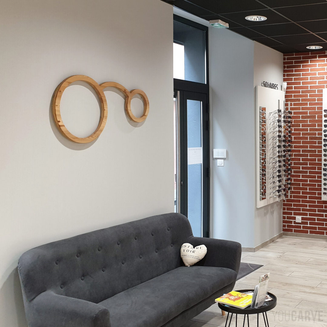 Décoration murale pour un opticien, forme de lunettes géantes en bois (mélèze 3 plis épaisseur 26 mm).