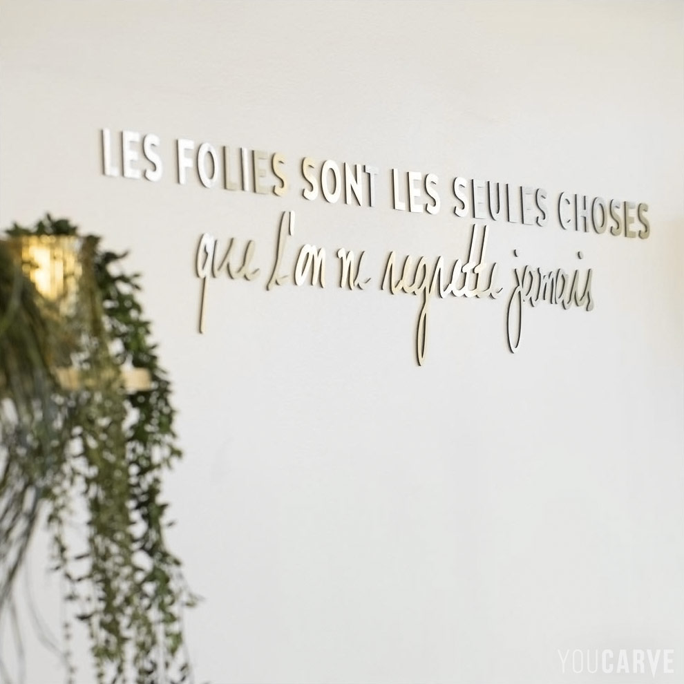 Décoration murale, pour la bijouterie Lõu Yetu, lettres fabriquées en alu-dibond brossé doré (épaisseur 3 mm), fixation avec mousse double-face.