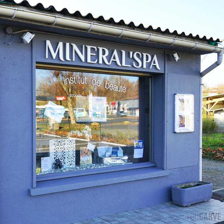 Réalisé par Mineral'spa : enseigne institut de beauté à Mirebeau, lettres découpées en PVC expansé blanc épaisseur 19 mm, fixation sur entretoises avec gabarit de perçage.