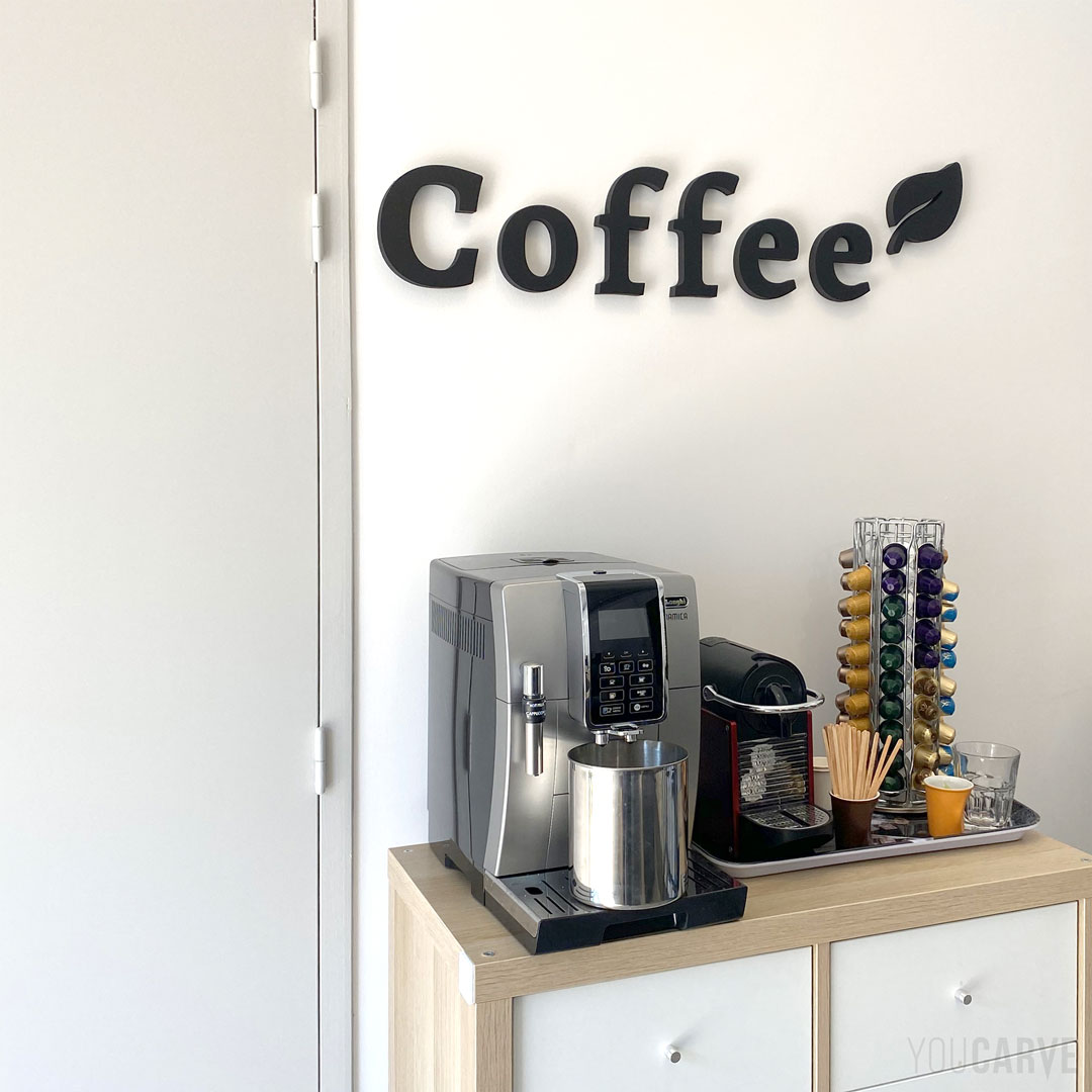 Décoration murale pour une salle de pause chez Ortros, lettrage découpé en PVC noir (épaisseur 19 mm) fixation par mousse adhésive double face.