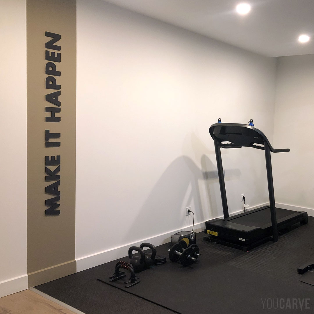 Signalétique pour une salle de sport, lettres murales en PVC expansé noir épaisseur 19 mm.