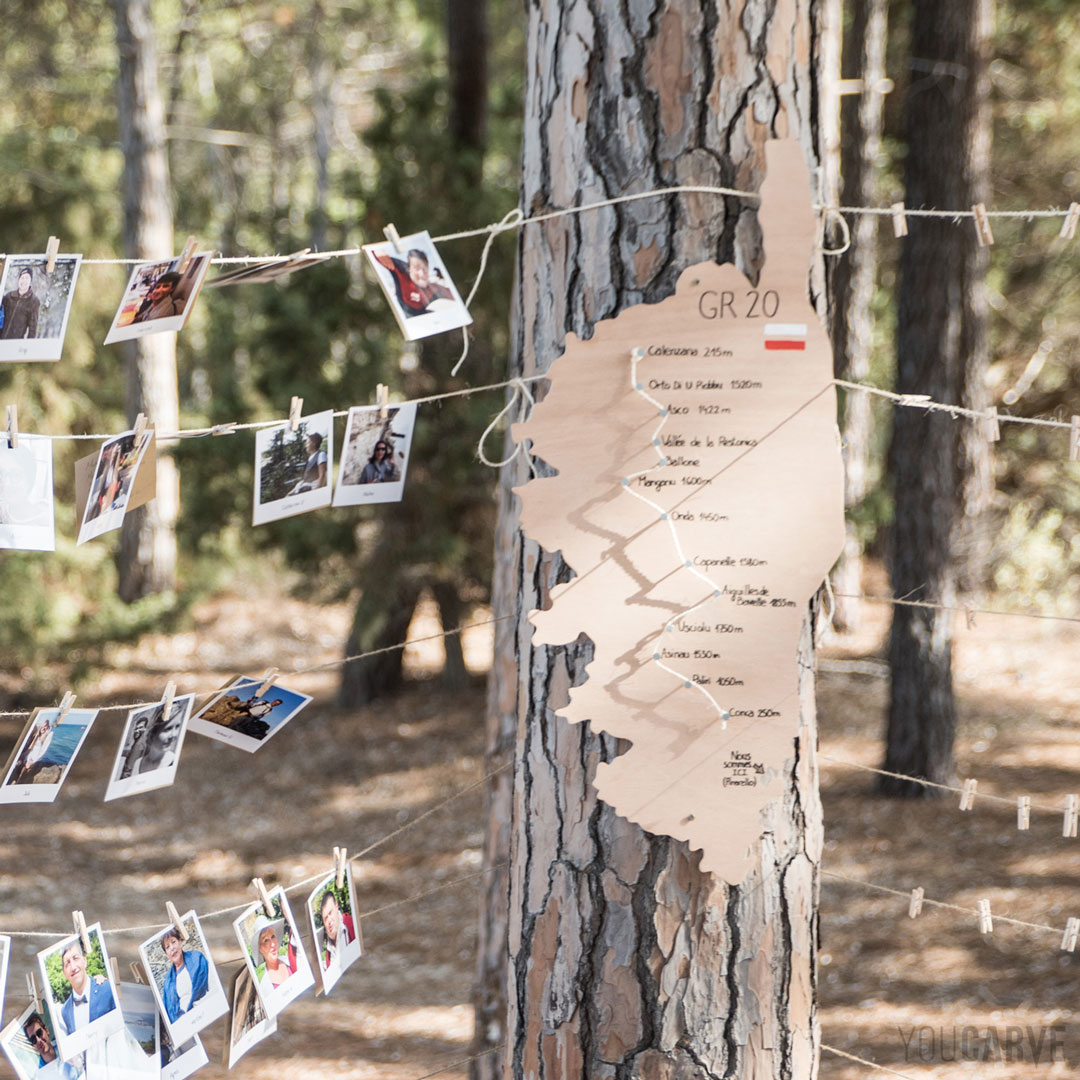 Carte de la Corse, forme découpée en bois (contreplaqué okoumé épaisseur 5 mm), pour la création d'une décoration de mariage.