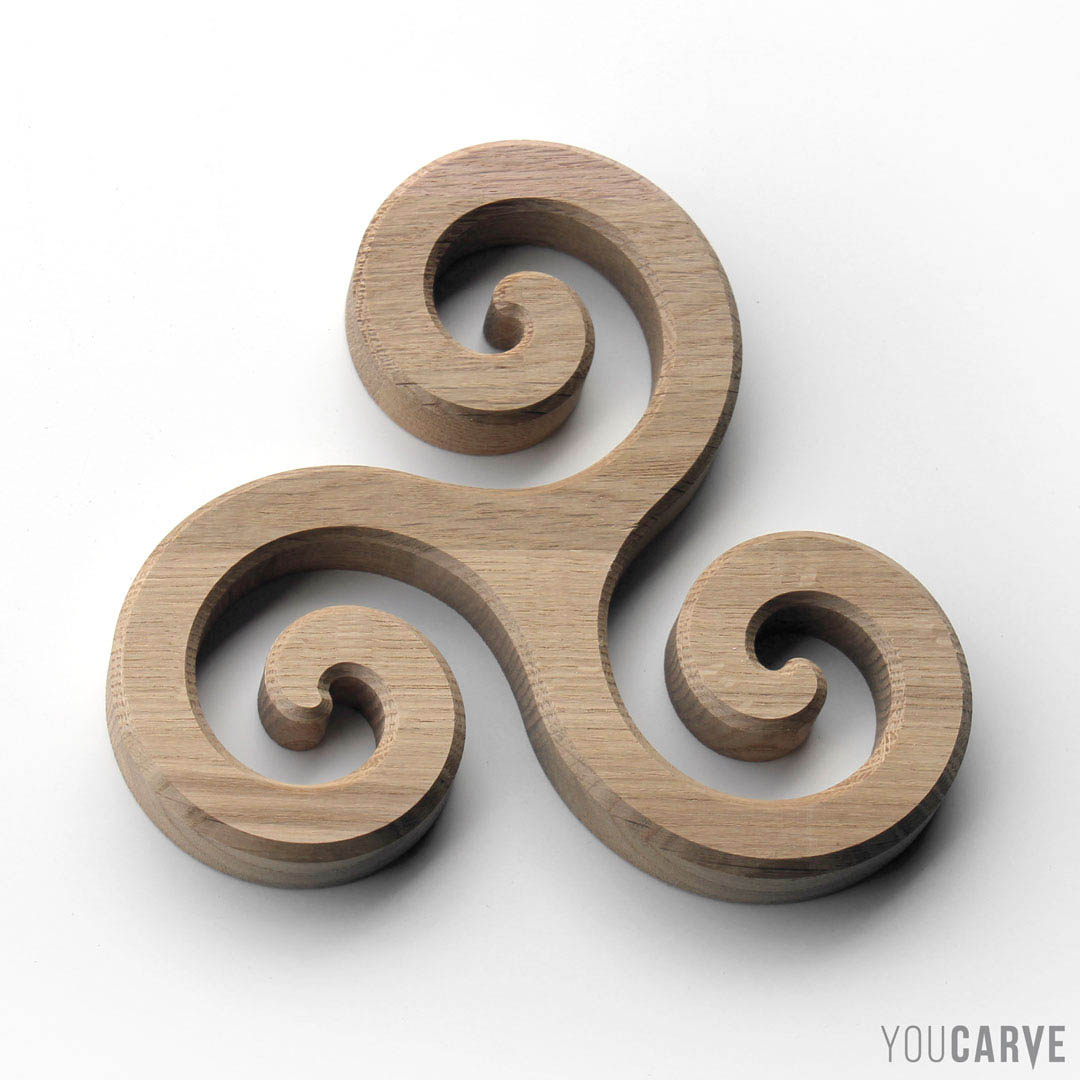Forme découpée en chêne lamellé-collé épaisseur 19 mm, triskèle breton en bois pour la signalétique ou la décoration
