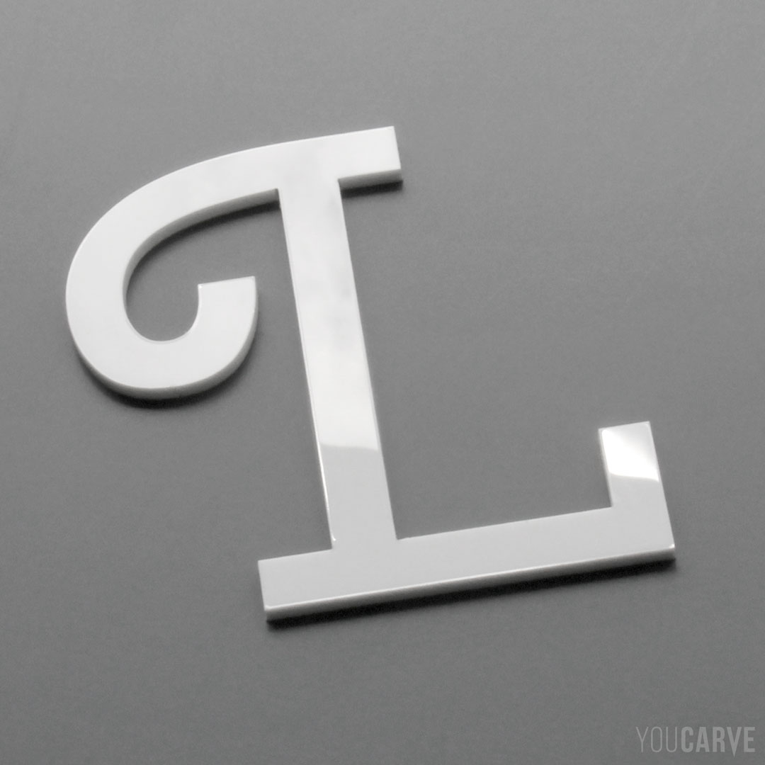 Lettre L découpée au laser en plexi (PMMA blanc brillant épaisseur 3 mm), pour l’enseigne, la signalétique et la décoration.