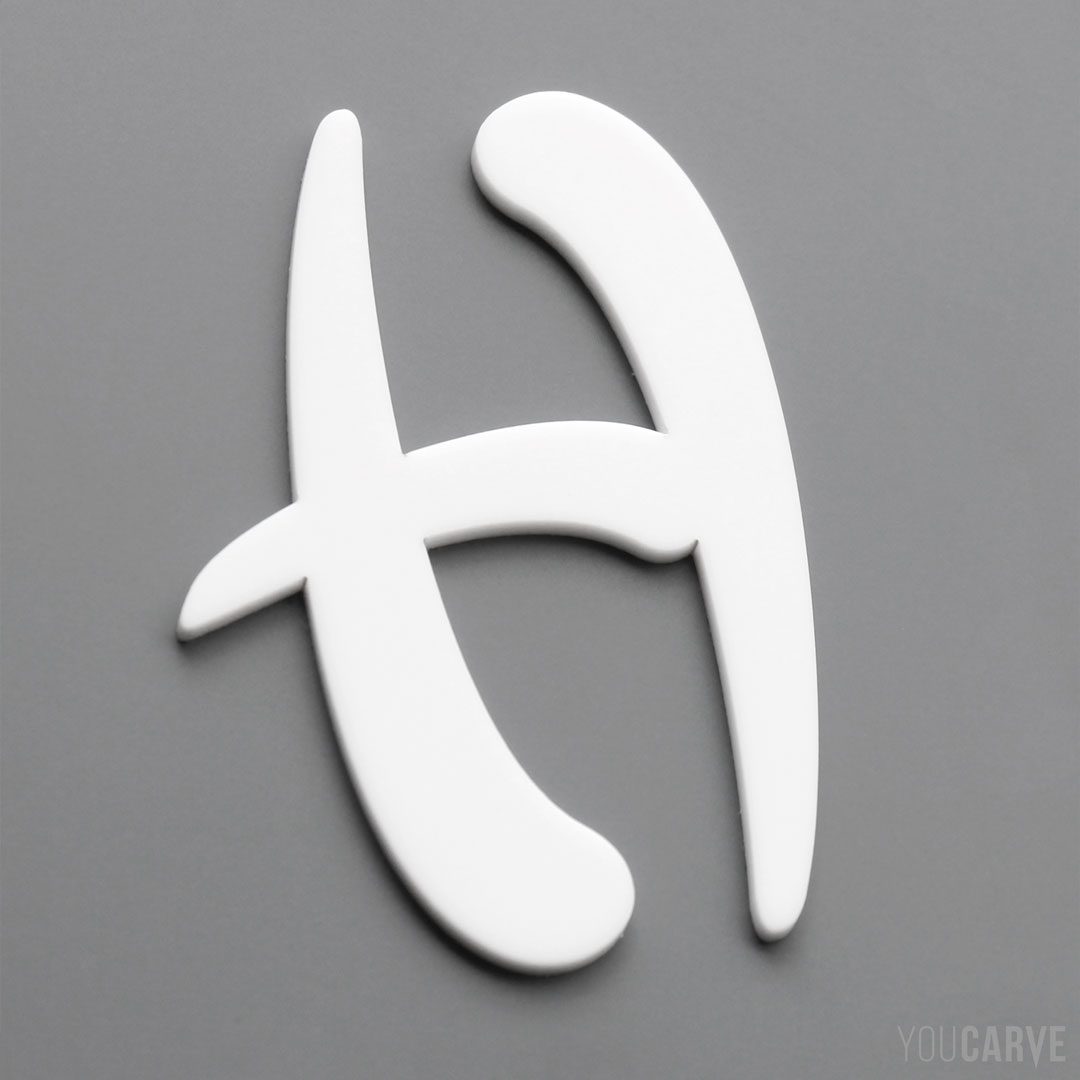 Lettre H découpée au laser en plexi (PMMA blanc mat épaisseur 3 mm), pour l’enseigne, la signalétique et la décoration.