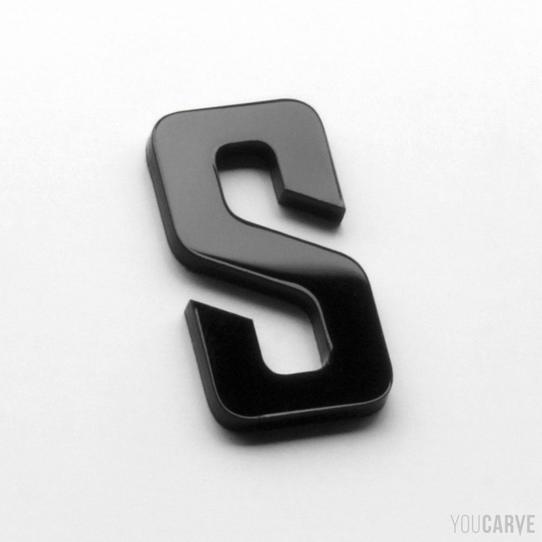 Lettre S découpée au laser en plexi (PMMA noir brillant épaisseur 3 mm), pour l’enseigne, la signalétique et la décoration.