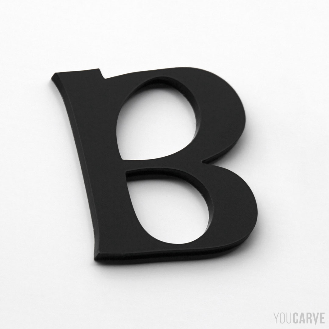 Lettre B découpée au laser en plexi (PMMA noir mat épaisseur 3 mm), pour l’enseigne, la signalétique et la décoration.