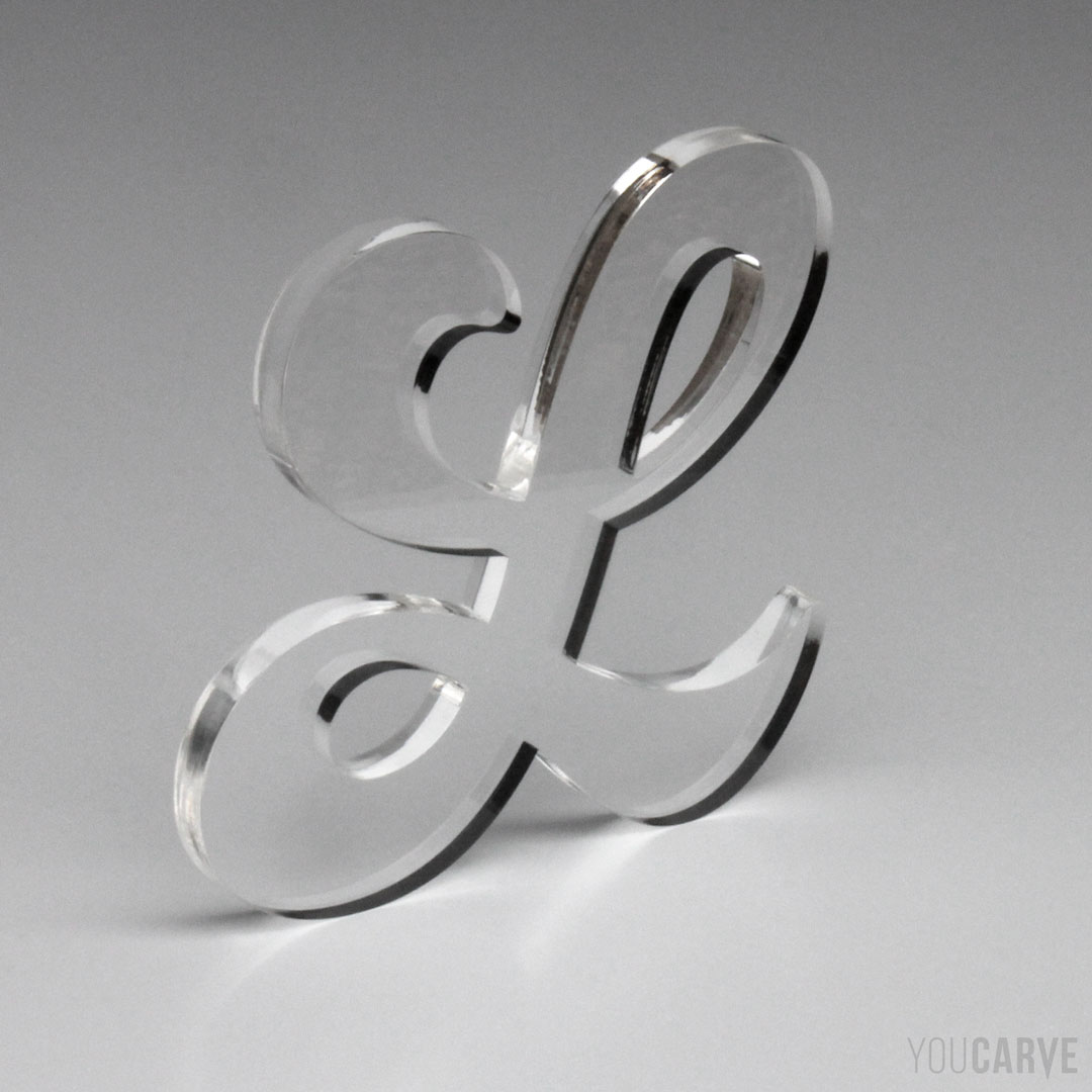 Lettre L découpée au laser en plexi (PMMA transparent brillant épaisseur 10 mm), pour l’enseigne, la signalétique et la décoration.