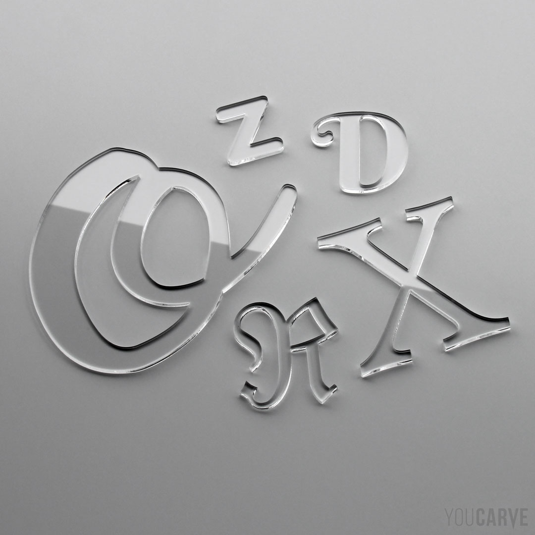 Lettres diverses découpées au laser en plexi (PMMA transparent brillant épaisseur 3 mm), pour l’enseigne, la signalétique et la décoration.
