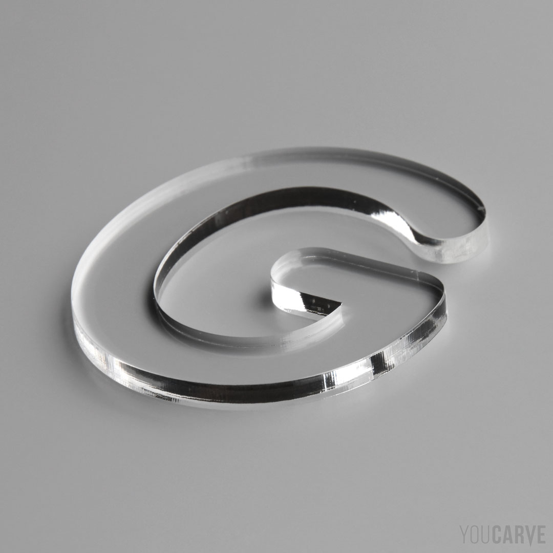 Lettre G découpée au laser en plexi (PMMA transparent brillant épaisseur 5 mm), pour l’enseigne, la signalétique et la décoration.