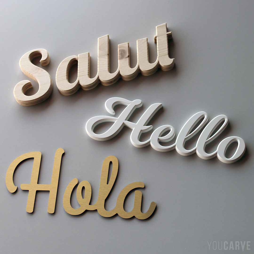 Lettrages décoratifs de différentes polices scriptes et divers matériaux (alu-dibond doré, épicéa, et PVC).