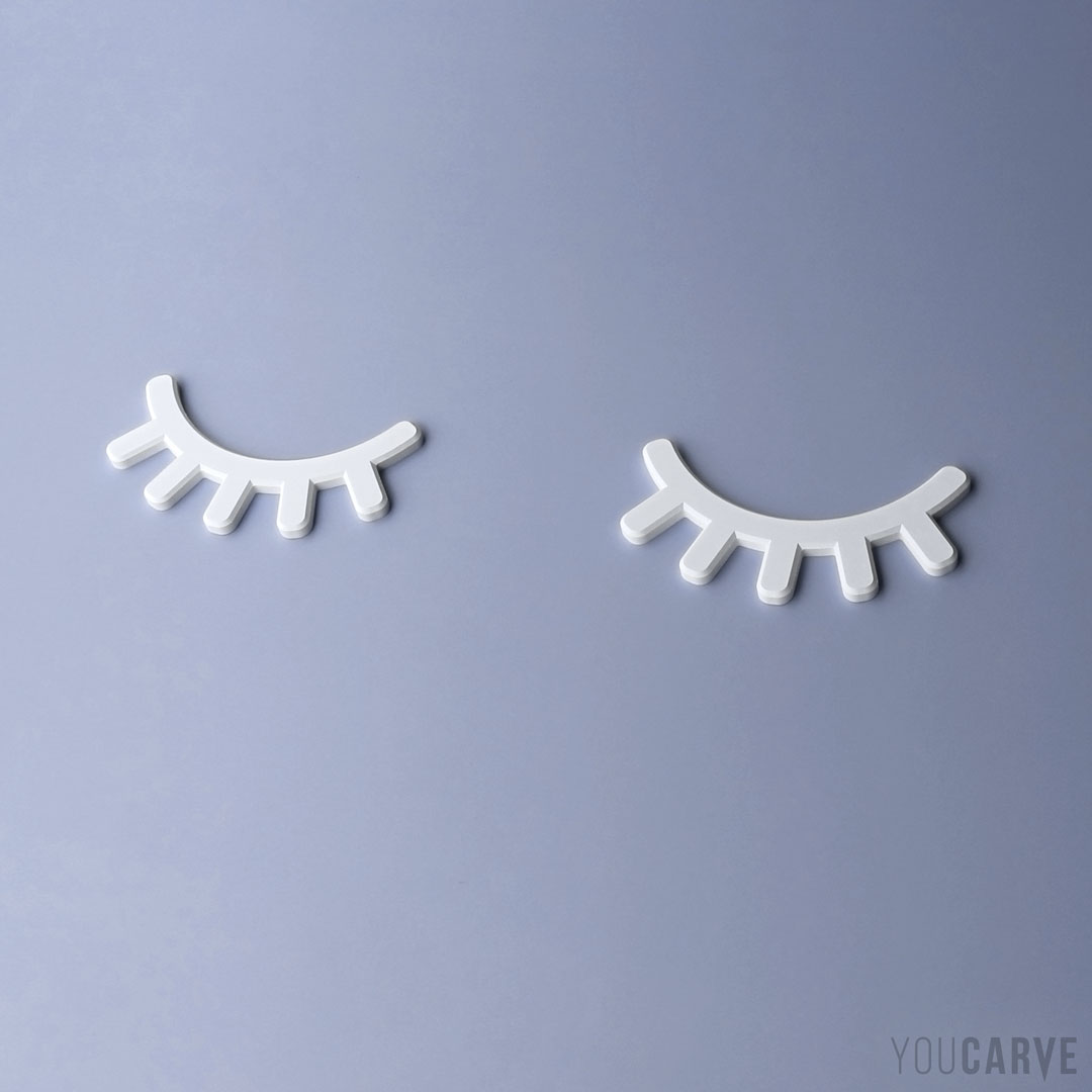 Formes de paupières clauses avec cils, découpe en PVC expansé (ép. 10 mm), pour la décoration de chambre d’enfant.