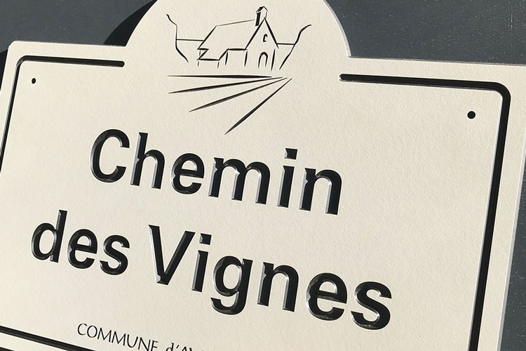 Plaque de rue pour une commune ou un village, découpe et gravure en creux sur stratifié HPL (Trespa)