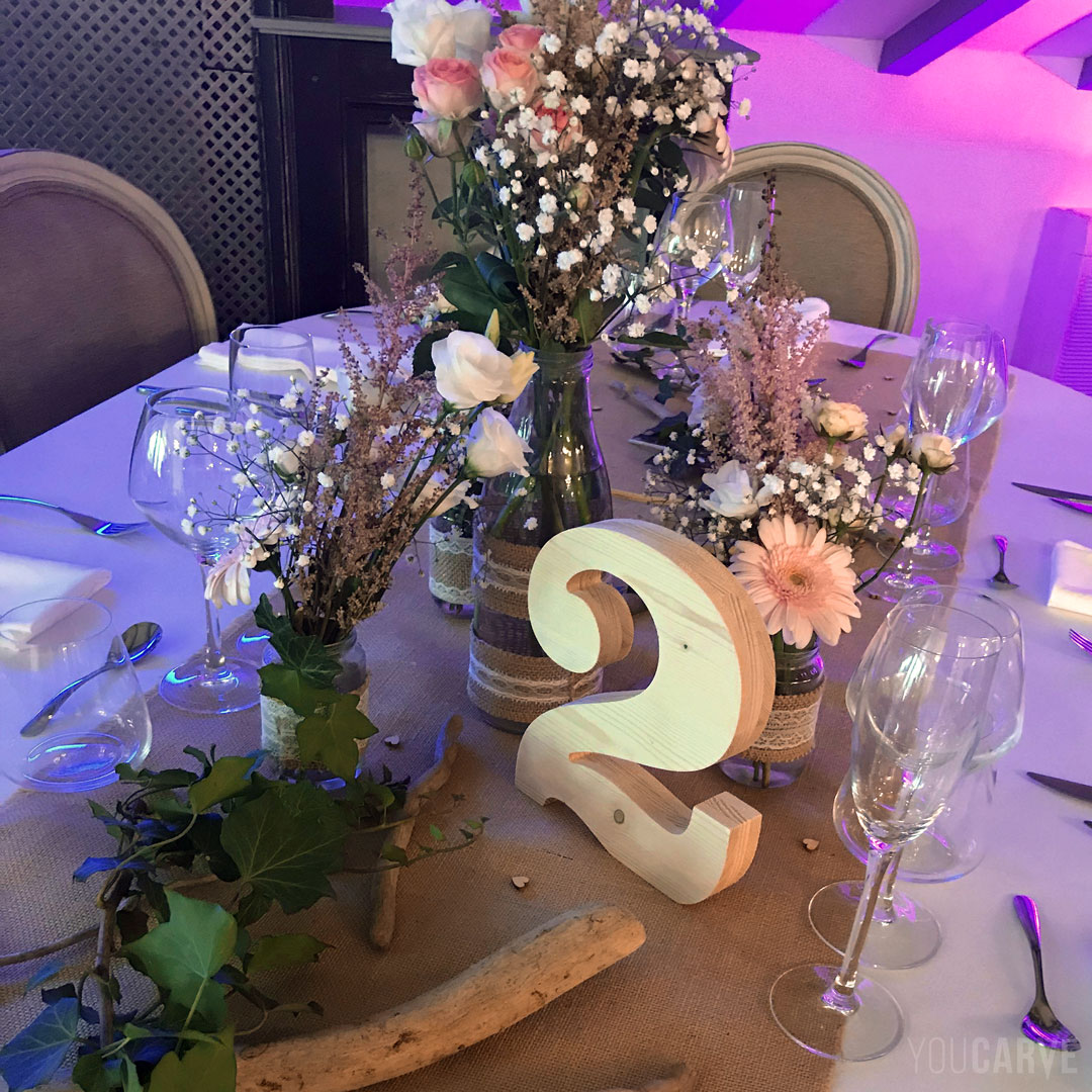 Décorations de tables de mariage pour la signalétique de placement de table. Chiffres autoportants découpés en bois (épicéa épaisseur 27 mm), à poser sur les nappes.